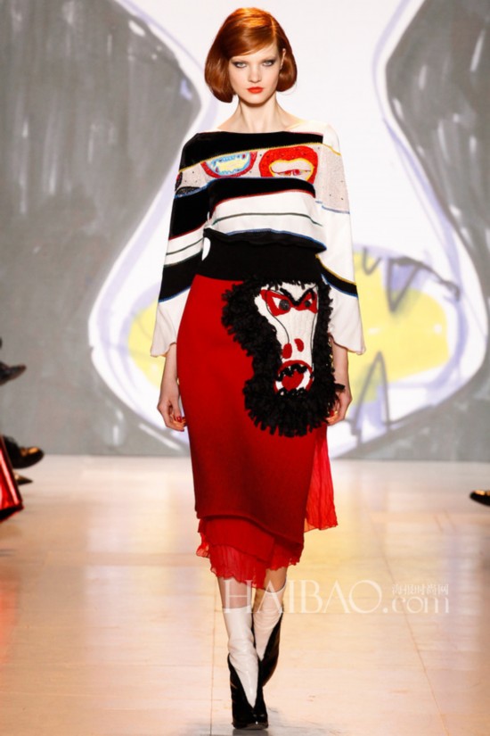 图片来自Haibao 【服装加工市场】可可西里艳妇专属的杜嘉班纳(Dolce&Gabbana) 也在2014秋冬系列中卖了把萌,狐狸、松鼠、天鹅、猫头鹰等可爱动物成为高级成衣最吸睛的装饰细节;日本设计师津森千里(Tsumori Chisato) 则选择了猩猩和巨嘴鸟来代表本季的丛林主题,看似狂野的元素被设计师打造成Pop感十足的实用日装,洗练的轮廓和款式设计趋于成熟,而不再是一味的长不 大少女牌;普林 (Preen) 将独特的浪漫美学与前卫奇幻融合在一起,几何图案雪纺裙与黑武士图案的