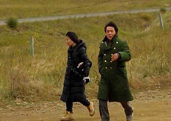 成龙自房祖名涉毒后首露面 裹军大衣面色沧桑