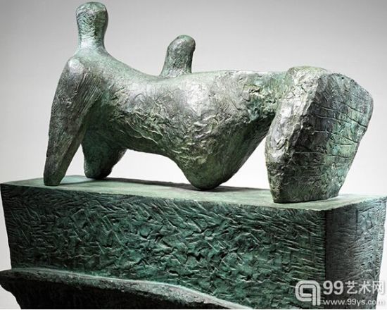 б񡱣Reclining Figure on a Pedestal