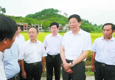 9月1日,省委书记,省人大常委会主任徐守盛在溆浦县卢峰镇麻阳水村