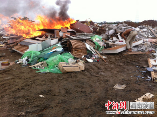 日前,村民正在新埠岛东坡村南渡江边焚烧垃圾。