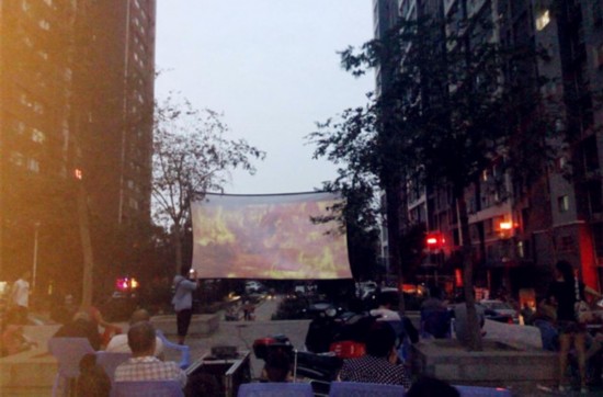 郑州露天电影进社区 消防知识入心田