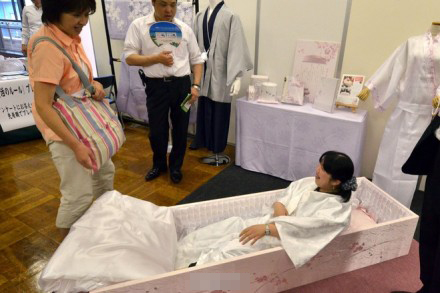 日重口味"入殓体验节"让活人为死亡做准备【2】