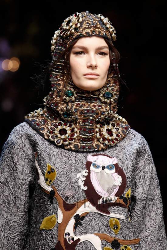 图片来自Haibao 可可西里艳妇专属的杜嘉班纳(Dolce&Gabbana) 也在2014秋冬系列中卖了把萌,狐狸、松鼠、天鹅、猫头鹰等可爱动物成为高级成衣最吸睛的装饰细节;日本设计师津森千里(Tsumori Chisato) 则选择了猩猩和巨嘴鸟来代表本季的丛林主题,看似狂野的元素被设计师打造成Pop感十足的实用日装,洗练的轮廓和款式设计趋于成熟,而不再是一味的长不大少女牌;普林 (Preen) 将独特的浪漫美学与前卫奇幻融合在一起,几何图案雪纺裙与黑武士图案的Mix令人赞叹,时髦得刚刚好。 杰瑞