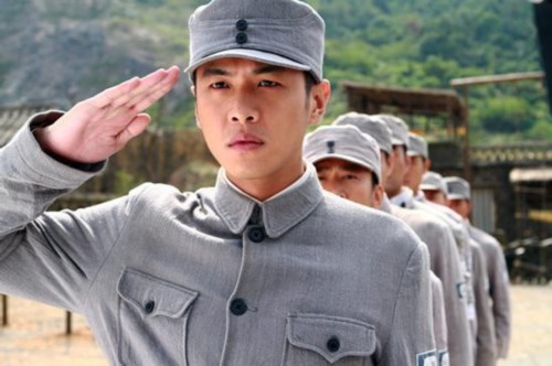 《雪豹坚强岁月》今日开播 男主张若昀被质疑