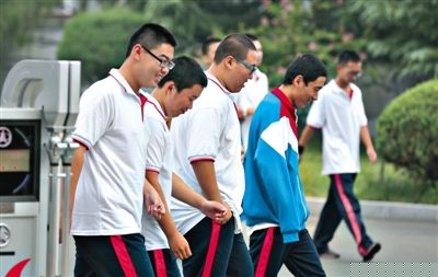 北京一中学要求男生留板寸 曾雇理发师现场剪