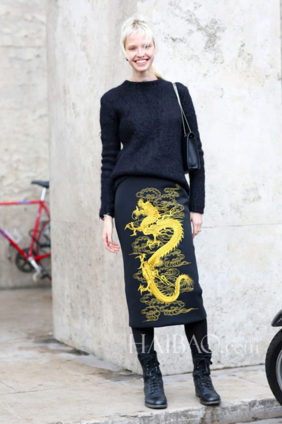 ��ģ��ɳ��¶˿ (Sasha Luss) ����2014�ﶬ����ʱװ���⣬�ú�ɫ��֯�������ɫ�����ư�ȹ�����������磿