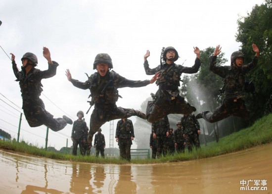 中国特种兵极限训练挺吓人或被强摁在水中憋气【9】