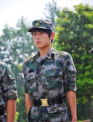 中戏新生军训全装脸 奶茶妹妹PK周冬雨谁最纯