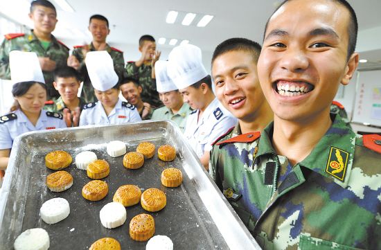 江苏武警某支队联手青年志愿者 打月饼迎中秋