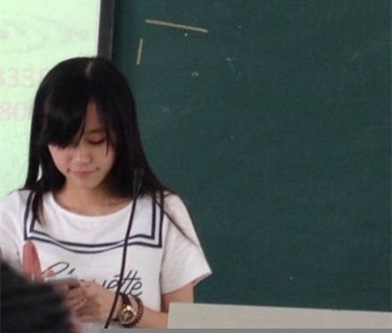 组图:美女英语老师走红 真人比照片更美