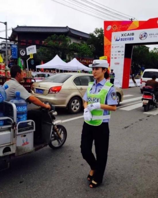 陕西美女交警微博爆红 网友感叹陕南自古出美