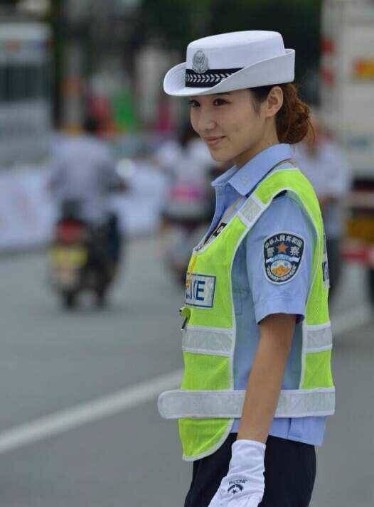 陕西<em>美女交警</em>爆红 网友点赞:果然名不虚传【3