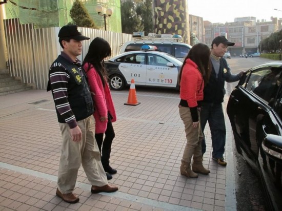 福建干部退休以后，组织百名女子卖淫，现在被抓接受处罚