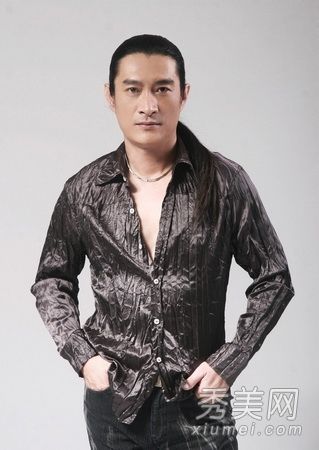 黄安  