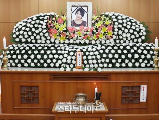 韩女团遭车祸高恩妃最后舞台影像公开 权梨世