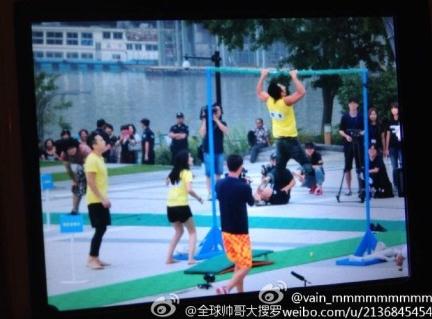 中国版《跑男》杭州录制花絮 山寨名牌遭网友