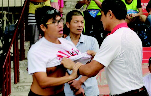 男子穿旭日旗登泰山被扒衣(图)