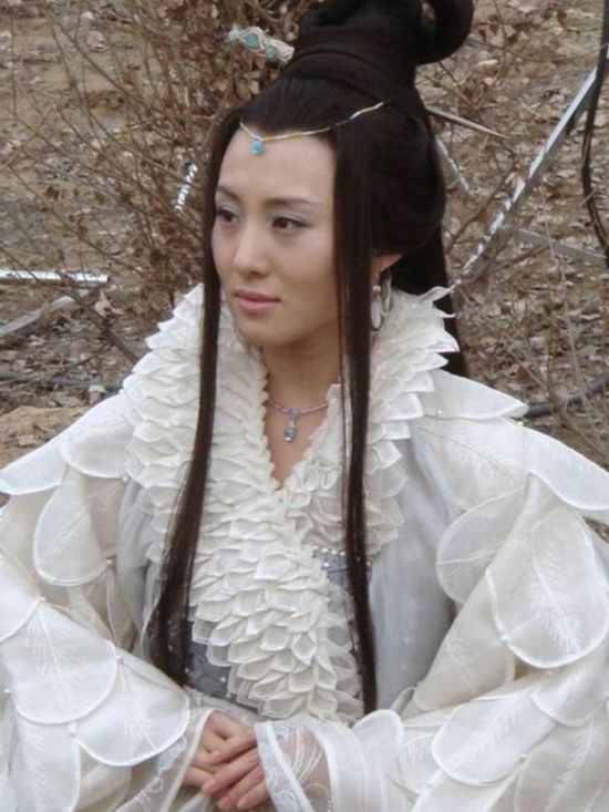 江西频道    演员阳光在张纪中版的《新西游记》中扮演嫦娥,她身上的