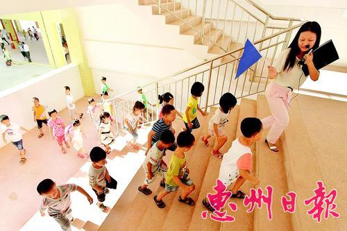 ▲昨日,市实验中学附属学校的老师带领小学一年级学生有序步入教室。