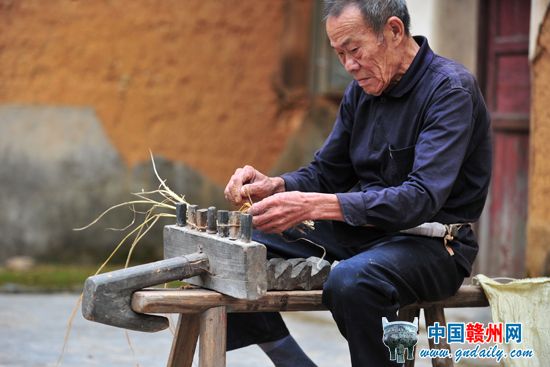 赣州于都县步前村:草鞋制作手艺人的红军情结