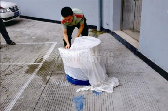 女生吃烧烤时被酒精烧伤 酒精溅身上怎么去灭