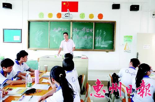 ◆开学第一天,市东江高级中学把社会主义核心价值观教育作为新学年第一课。