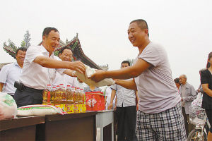 ■宋福如（左）为村民发中秋福利。 
