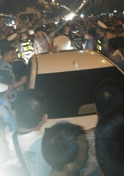 浙江温州一女司机撞死人不下车 遭百人围堵(图
