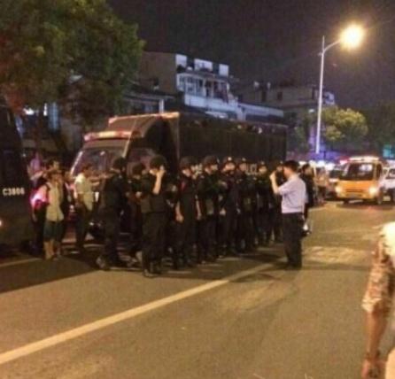 <em>女</em>司机撞人不下车还<em>骂人</em>触众怒遭围堵 网友:道