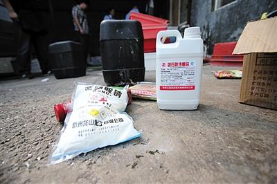 北京批发市场发现火碱泡制“美白猪蹄”