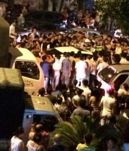 <em>女</em>司机撞人不下车还<em>骂人</em>触众怒遭围堵 网友:道