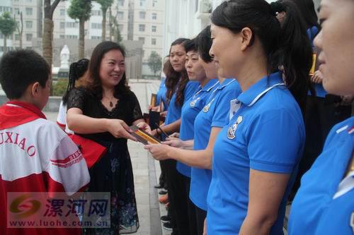 源汇区许慎小学举行教师节表彰大会(图)