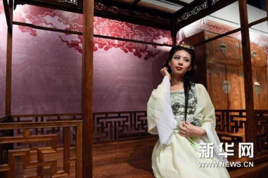 汉服,唐装,旗袍,秀禾服等传统服装的佳丽与中式古典图片