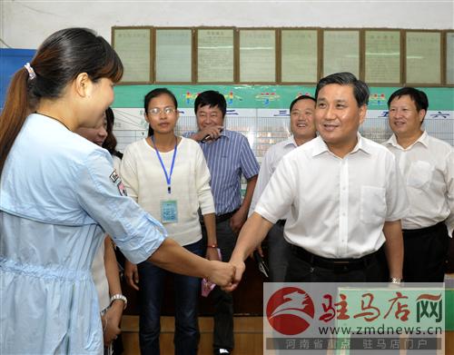 驻马店市委副书记,市长武国定分别来到革命老区确山县竹沟镇中学和