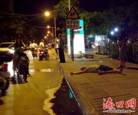 海口红城湖路边现一醉鬼 以天为被以地为席