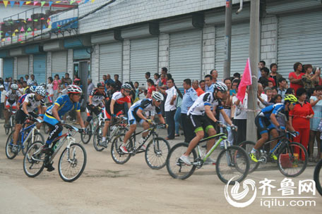 中国博山山地自行车比赛淄博开赛 300余人决战