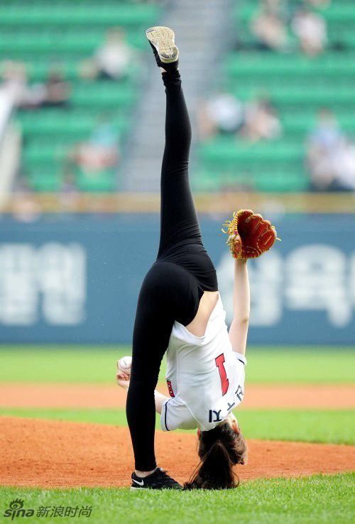 北京舞蹈学院新生军训女生秀一字马 女星PK一