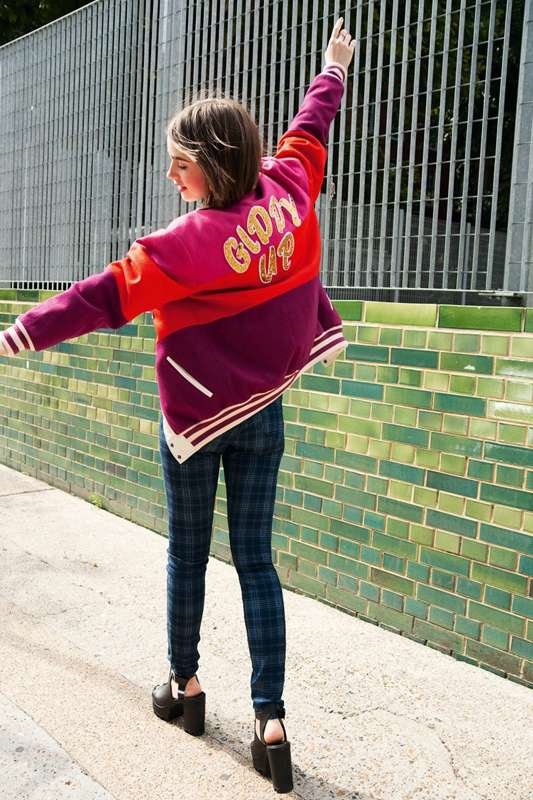 莉莉·柯林斯最新时尚大片 短发出镜尽显青春