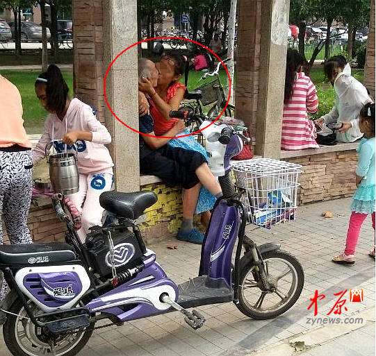 老翁与中年女子郑州街头激吻 网友问:是夫妻吗