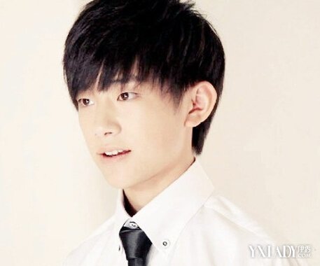 tfboys王源易烊千玺学生卖萌发型 演绎偶像人气