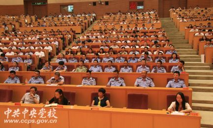 徐伟新出席2014级中央党校在职研究生开学典