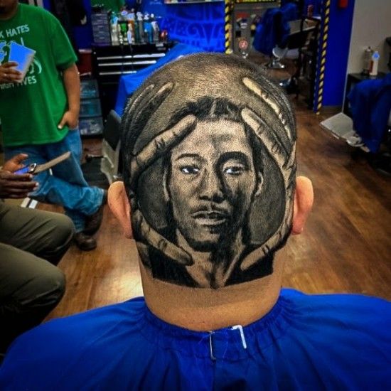 美天才理发师为顾客雕刻逼真名人肖像发型【