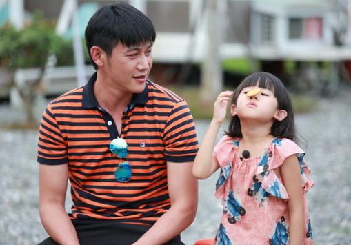 爸爸去哪儿第二季最新一期 挤眉弄眼吃饼干囧