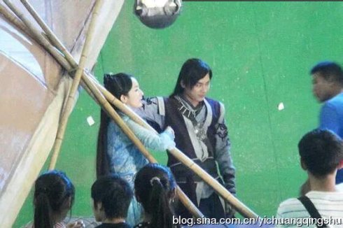 《古剑奇谭》逗比花絮照:李易峰挖鼻屎 郑爽调