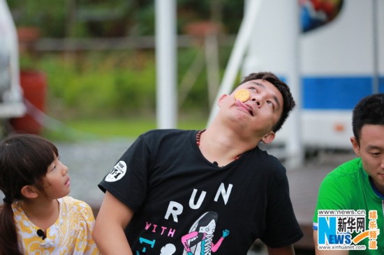 《爸爸2》老爸挤眉弄眼抢房囧态百出 黄磊父女