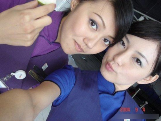 <em>空姐</em>蹲式<em>服务男乘客</em>hold不住 <em>空姐</em>罕见私密照