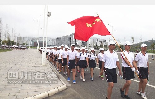 绵阳师范学院新生军训服变T恤裙裤 引发热议