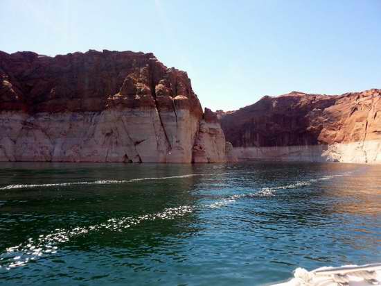 网友实拍开快艇在美国第二大水库钓鲈鱼【组图