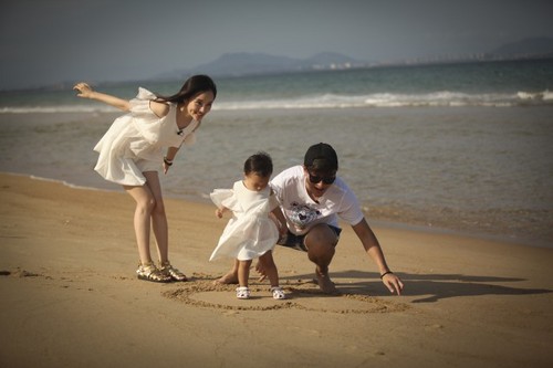 甜馨外星人造型高冷范 李小璐夫妇素颜卖萌[8